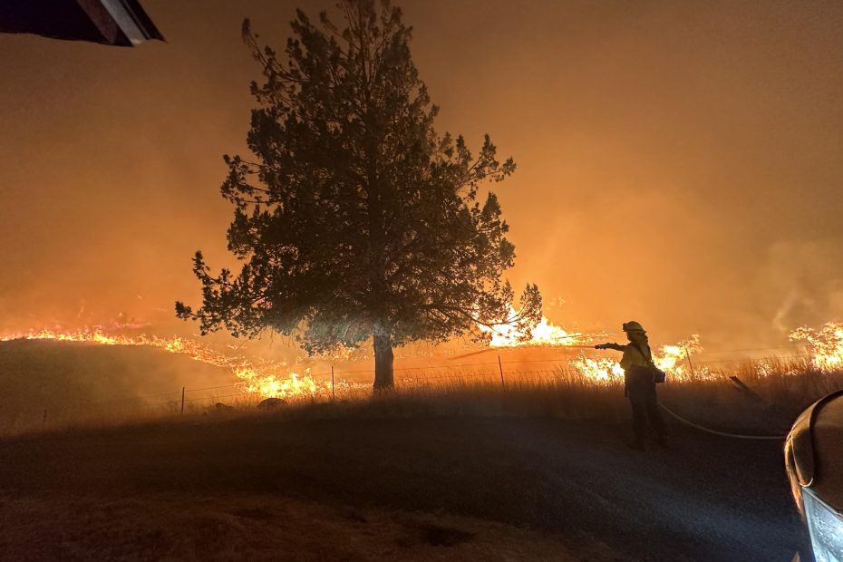 Night firefighting in Oregon - picture by the Oregon State Fire Marshal